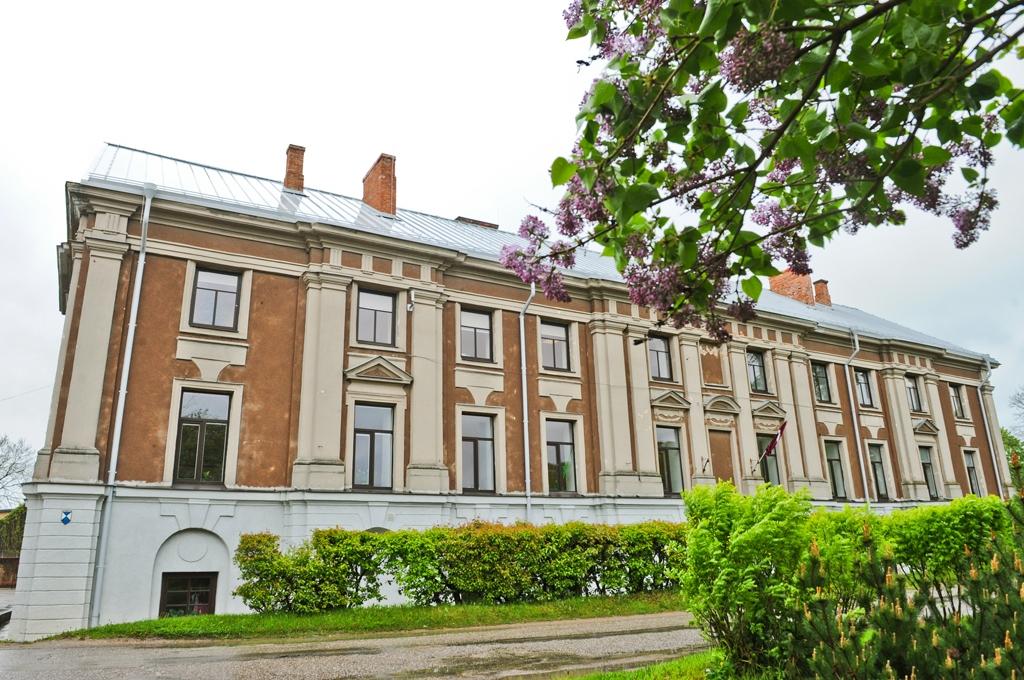 Vircavas vidusskolā jau tagad skolotāju sastāvu komplektē atbilstoši IZM vēlējumiem redzēt kvalificētus pedagogus, kuri spējīgi mācīt vairākus mācību priekšmetus.