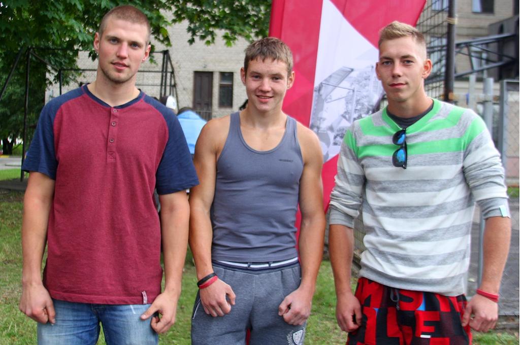 Vladislava Miļēviča (centrā) 65 reizes ir otrs labākais rezultāts Latvijā. Tikpat lielu pārsteigumu pašam sev un citiem sagādāja Vladislava draugs Eduards Paškovs (pa kreisi), pievelkoties pie stieņa 50 reižu, kas ir trešais labākais rezultāts valstī. Interesanti, ka arī Vladislava un Eduarda draugam Edmundam Jēkabsonam veicās tīri labi – 23 reizes, pie tam viņi visi trīs nodarbojas ar bruģēšanu.