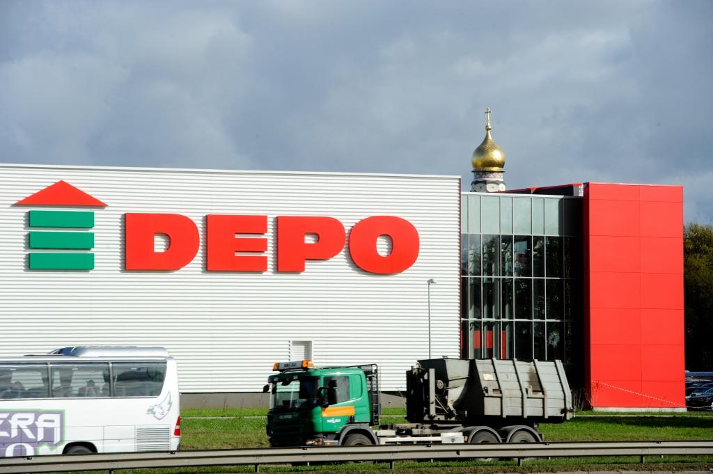 Veikala «Depo» jaunākā ēka atrodas Rīgā, Krasta ielas masīvā, aizsedzot skatu uz pilsētas apbūvi. Vienlaikus Krasta ielas masīvs paredzēts tieši šāda tipa modernajai apbūvei un ir attālināts no pilsētas vēsturiskā centra.