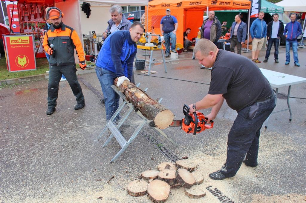 Valmierā labākā zāģētāja titulu ieguva Raivis Bībers