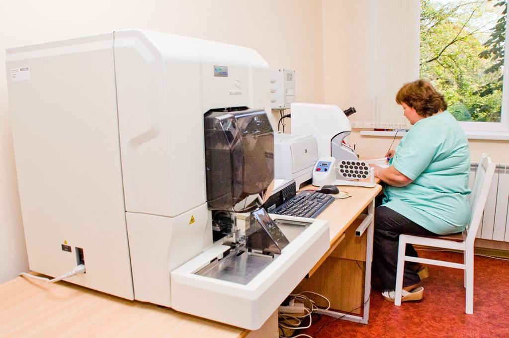 Dienas laikā laboratoriju apmeklē apmēram 80–100 cilvēku, analīžu skaits gan ir daudz lielāks.  