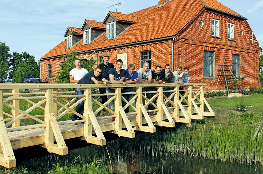 Labiekārtošanas darbu ietvaros kopā ar novada pašvaldības 700 eiro un Jelgavas tehnikuma audzēkņu prasmēm Daukšās šovasar tapis izturīgs  tiltiņš.