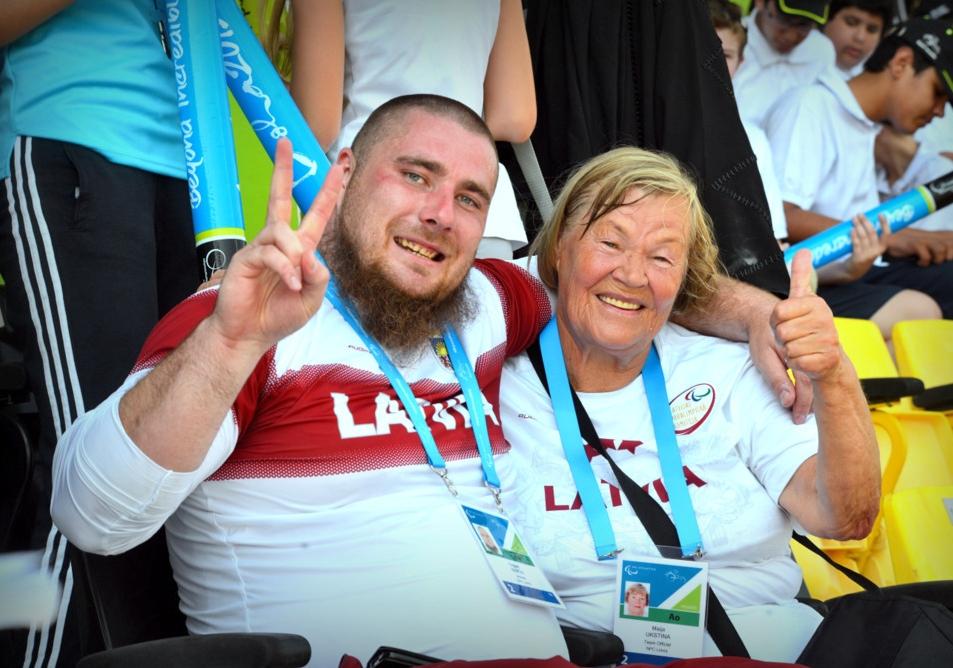 Par Edgara Berga sudraba sasniegumu priecājas arī trenere Maija Ukstiņa.