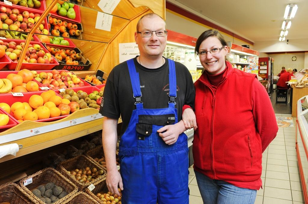 Atvaļinātais dižkareivis Ģirts Lapiņš strādā kopā ar sievu Līgu. 