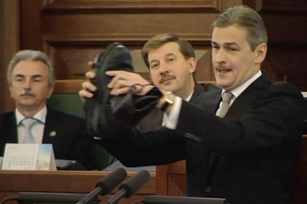 Latvijas Reģionu apvienības līderis Mārtiņš Bondars uz debatēm bija atnesis kādam zemessargam izsniegtos nepareiza izmēra kurpes un zābakus, ar to ilustrējot, ka arī 2016.gada budžets Latvijai neder. 