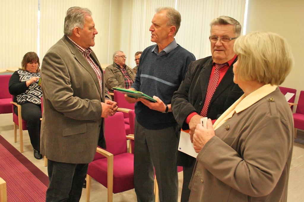 Jelgavas Dzīvokļu īpašnieku biedrības valdes priekšsēdētājs Ēriks Indriksons (otrais no kreisās) ar Jelgavas NĪP vadītāju Juri Vidži (pirmais no kreisās) runāja sadarbības iespējām. Otrais no labās – pieredzējušais mājas pilnvarnieks Valdis Grinbergs.
