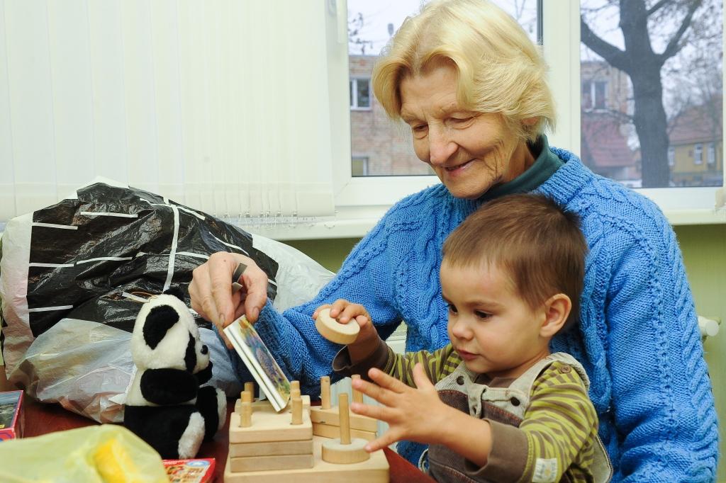 Projektā «Ģimenes asistenti Jelgavas pilsētā» iesaistījusies arī pensionētā skolotāja Ārija Mūrniece. Kamēr māmiņa nodarbībās, viņa palīdz pieskatīt nepilnus divus gadus veco un ļoti aktīvo Robīti.