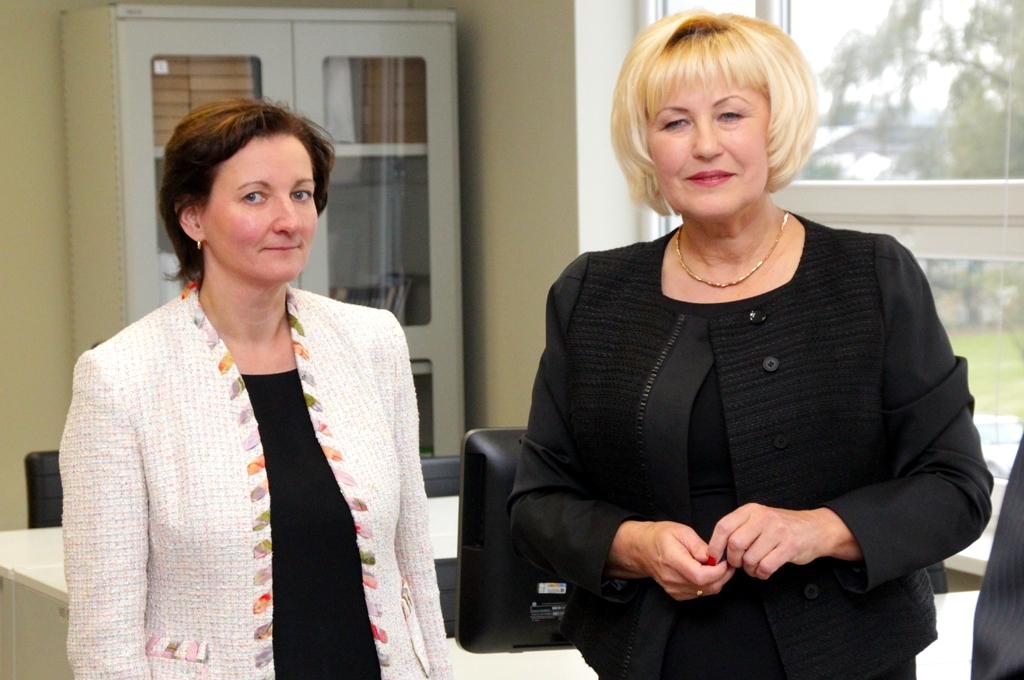 Janīna Rudzīte atjaunotā Jelgavas tehnikuma atklāšanā kopā ar izglītības un zinātnes ministri Mārīti Seili.