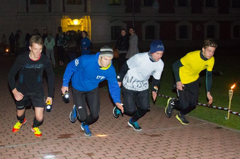 Tradicionālajā stafetes skrējienā apkārt pilij Studentu dienu pirmās dienas vakarā 