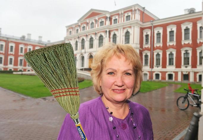 Pirmdien no rīta LLU rektore Irina Pilvere uzskatāmi parādīs, ka arī Jelgavas pils sētnieka darbs ir gana grūts un svarīgs.