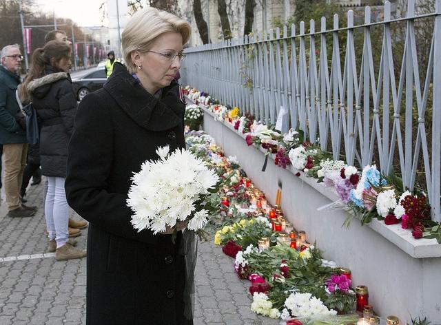Saeimas priekšsēdētāja Ināra Mūrniece sestdien apmeklēja Francijas vēstniecību Rīgā, kur nolika ziedus terora aktu upuru piemiņai un tikās ar Francijas vēstnieku Latvijā Stefanu Viskonti.