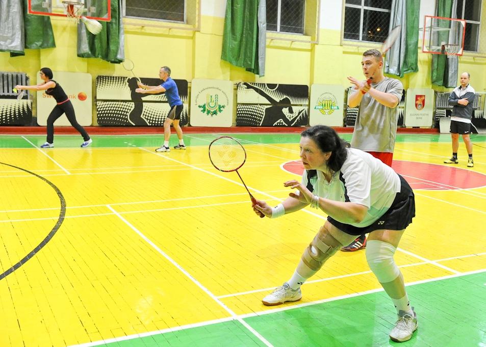 Jauktajās dubultspēlēs LLU komandā (priekšplānā) savus pretiniekus no Penkules pārliecinoši pieveica Dace Pumpure un Valters Valgelins.