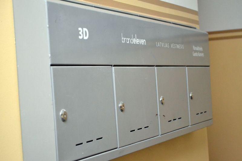 Pastkastītei jābūt izgatavotai no izturīga materiāla, tās izmēram jābūt tādam, lai tajā varētu ievietot vienkāršas vēstules A4 formātā, norāda LVportals.lv