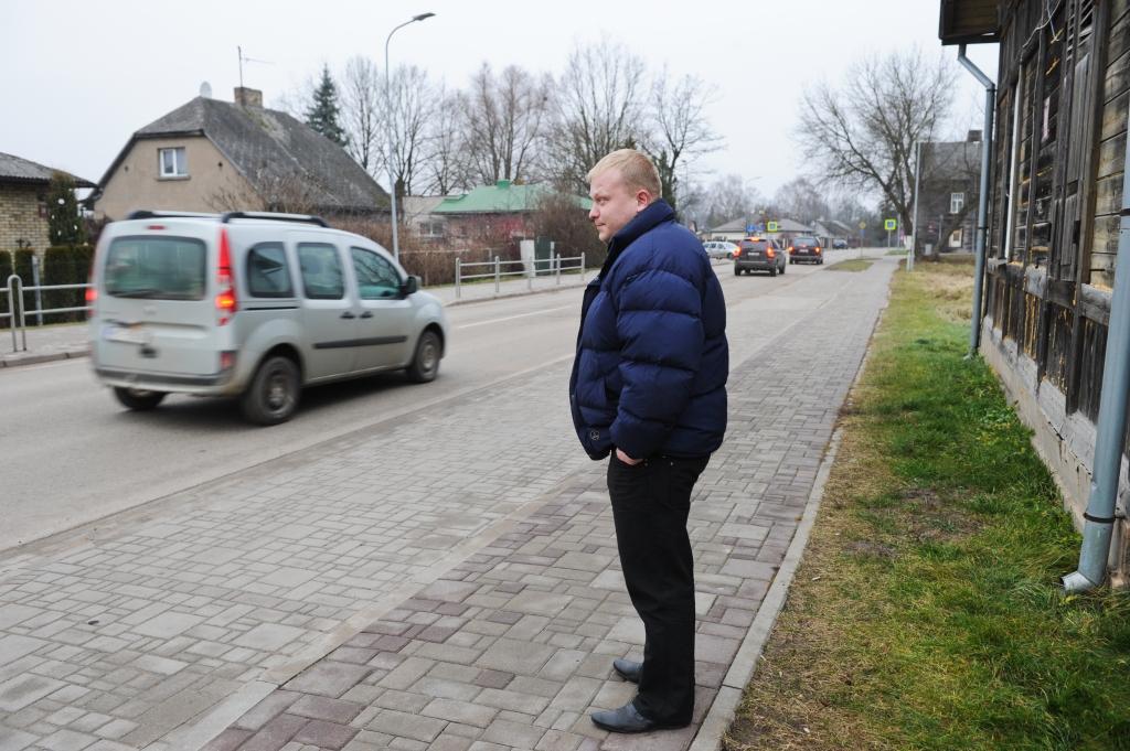 Pāvels Jefimovs stāsta, ka divas reizes pie mājas Tērvetes ielas kabatā novietoto automašīnu aizskāruši garāmbraucēji. «Droši vien, ja ielas malā nebūtu stāvējusi mašīna, braucējs būtu ietriecies mājā,» piebilst Pāvels.