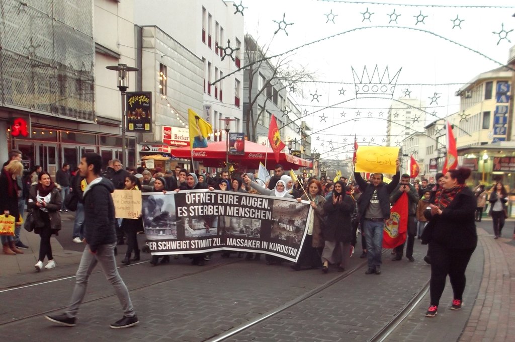 Ziemassvētkos kurdi vairākās Vācijas pilsētās protestēja pret ES un Turcijas vienošanos, kas paredz šai valstij piešķirt trīs miljardus eiro bēgļu straumes apturēšanai uz Eiropu. Kurdi iestājās arī pret Turcijas vardarbību pret viņu tautiešiem Tuvajos Austrumos.