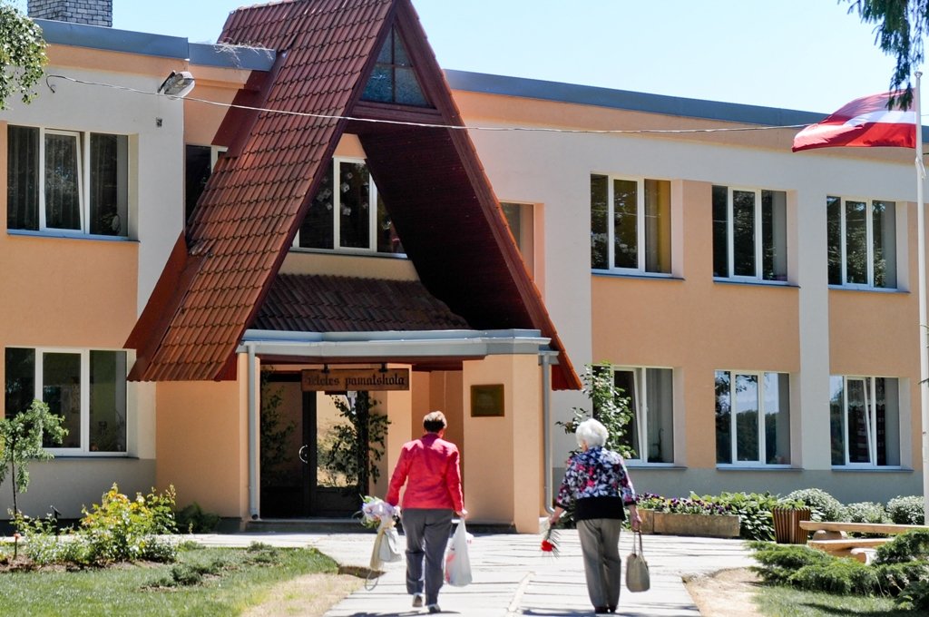 Teteles pamatskolā piektdien nebija ieradušies 130 bērni.