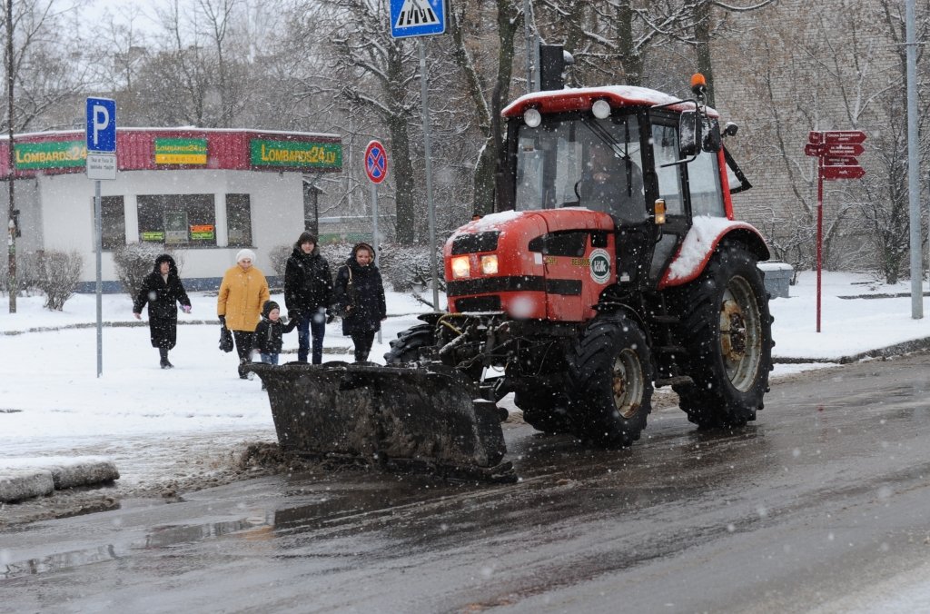 Gaisa temperatūrai tuvojoties mīnus desmit grādiem, sāls kaisīšana kļūst neefektīva, tādēļ iespējama lielāka ceļu slīdamība. Šonedēļ aukstāko laiku Jelgavā sola piektdien, kad temperatūras stabiņš nokritīsies līdz -11 grādiem.