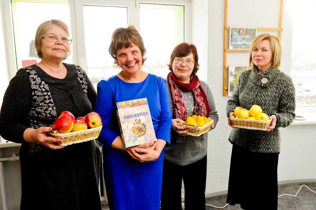 Dārzkopības institūta zinātnieces Sarmīte Strautiņa, Laila Ikase un Daina Feldmane grāmatas «Augļkopība» tapšanā saka paldies Edītei Kaufmanei (priekšplānā), kura gādājusi, lai darbs ritētu organizēti.