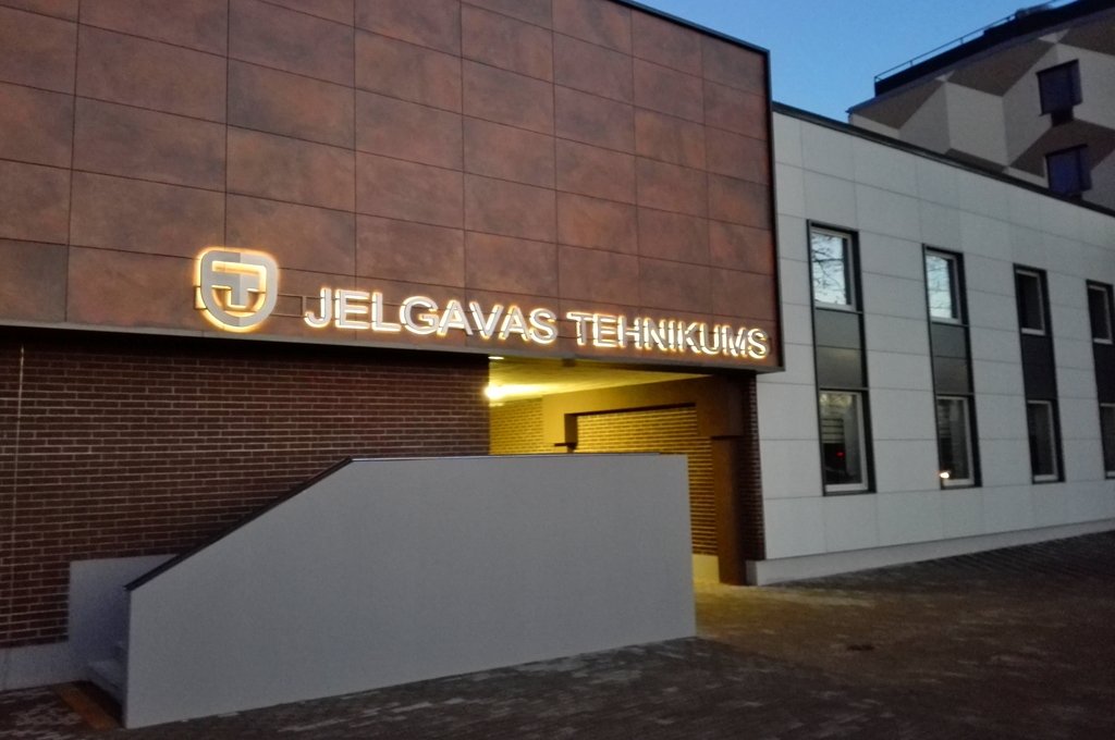 Arī O.Kalpaka ielā sākta transformatoru apakšstacijas rekonstrukcija, tādējādi paaugstinot elektroapgādes drošumu 281 lietotājam, tostarp Jelgavas Tehnikumam.