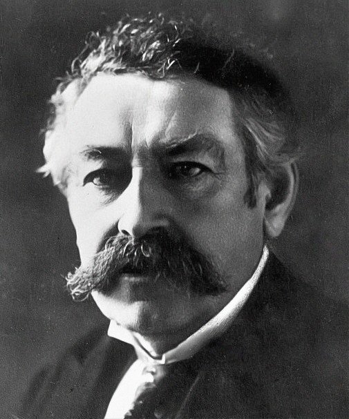 Atzīmējot toreizējā Francijas premjera Aristīda Briāna ieguldījumu Latvijas atzīšanā, viņa vārdā Rīgā ir nosaukta iela.