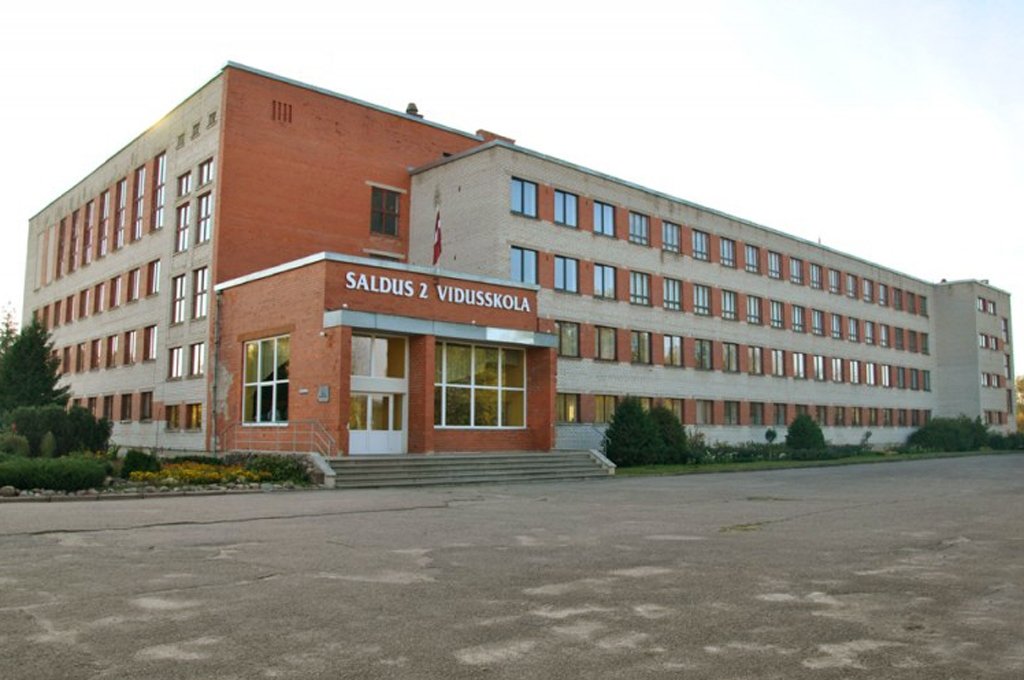 Reģionālās vidusskolas jeb Saldus vidusskolas darbība plānota Saldus 2.vidusskolas ēkā, kas ir 18 gadus jaunāka nekā Saldus 1.vidusskolas ēka.