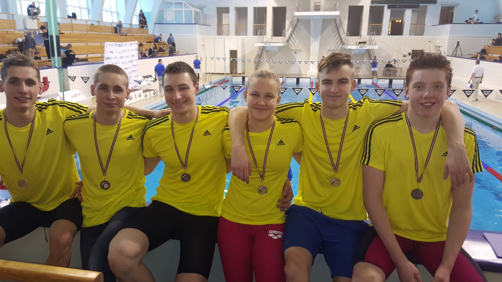 Latvijas čempionāta medaļnieki (no kreisās) Jevgenijs Boicovs, Iļja Boicovs, Deniss Komars, Kristiāna Kalniņa, Aleksis Naumovs un Vladimirs Šinkus