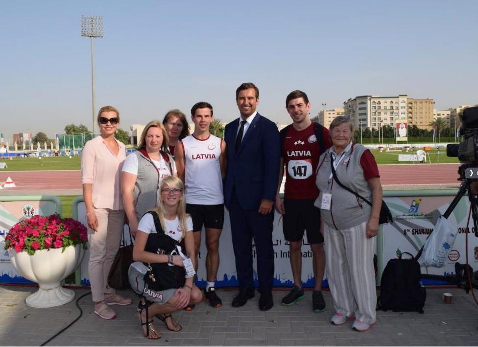 Sportisti ar Latvijas vēstniecības AAE pārstāvjiem; otrā no kreisās Ingrīda Priede, no labās – trenere Maija Ukstiņa, Dmitrijs Silovs