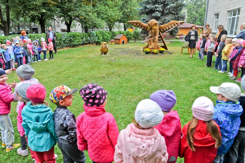 Pērnruden starptautiskajā koka skulptūru simpozijā «Balti» tapusī Māra Gaiļa skulptūra rāpeklis «Pūce un zvirbulis» priecē SIA Evons PII «Zvaigznīte» bērnus.