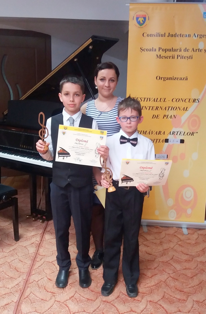 Markuss Kārkliņš un Mārtiņš Brils ar skolotāju Gunitu Jureļoni