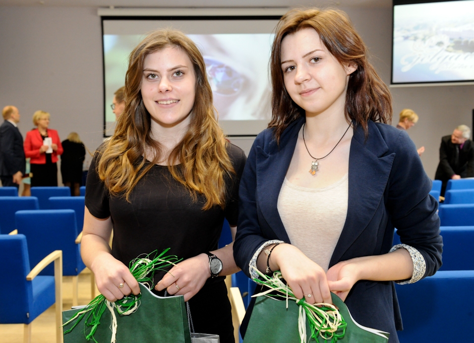 Par labāko darbu 7.–9. klašu grupā atzīts Tehnoloģiju vidusskolas devītās klases audzēkņu Sindijas Kukutes un Dianas Miļevičas pētījums «Virsraksti laikrakstā «Zemgales Ziņas»».