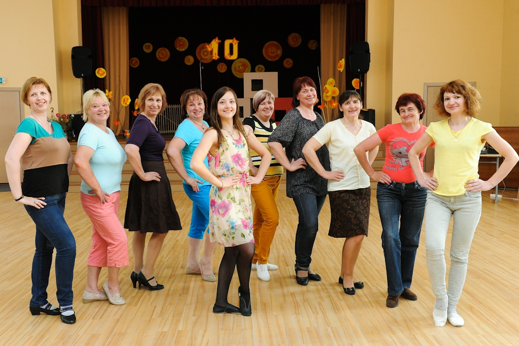 Liena Dārziņa, Inga Čekanovska, Sandra Zeimule, Rita Marecka, Indra Kaspare, Agrita Jākobsone, Iraida Rozentāle, Anna Ričika, Melita Mazūdre un klāt neesošās Daiga Valtere, Jeļena Šimkus un Inta Strazdiņa Ilvas Rozentāles (centrā) vadībā nupat nosvinējušas Bērvircavas līnijdeju kolektīva «Rančo» desmito jubileju.  