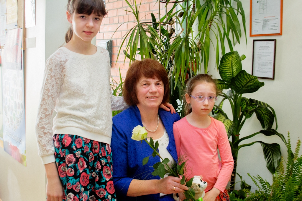 Valentīna Piļipčuka izaudzinājusi četrus bērnus un tagad priecājas par astoņiem mazbērniem. Konkursam vecmāmiņu pieteica vecākā mazmeita Nellija (12) (attēlā arī septiņgadīgā Glorija).