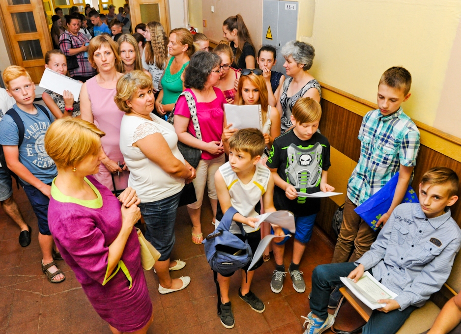 Valsts ģimnāzijā rinda pie uzņemšanas kabineta veidojās labu brīdi pirms noteiktā sākuma laika. Pirmajās divās dienās skolā pieteikumu iesnieguši 88 skolēni. 
