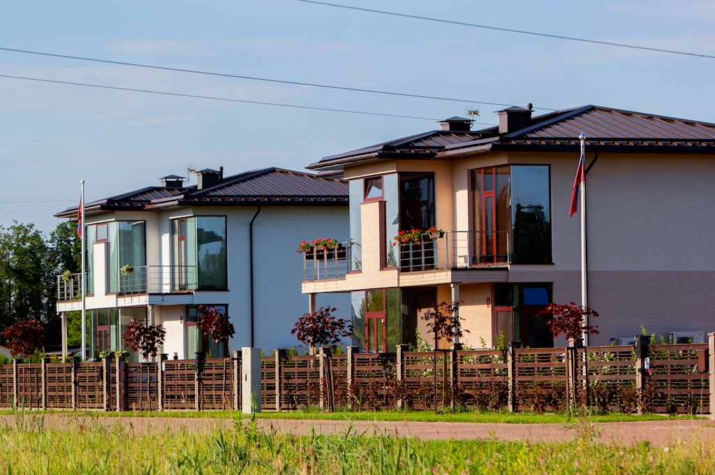 Varavīksnes iela 7 un 9