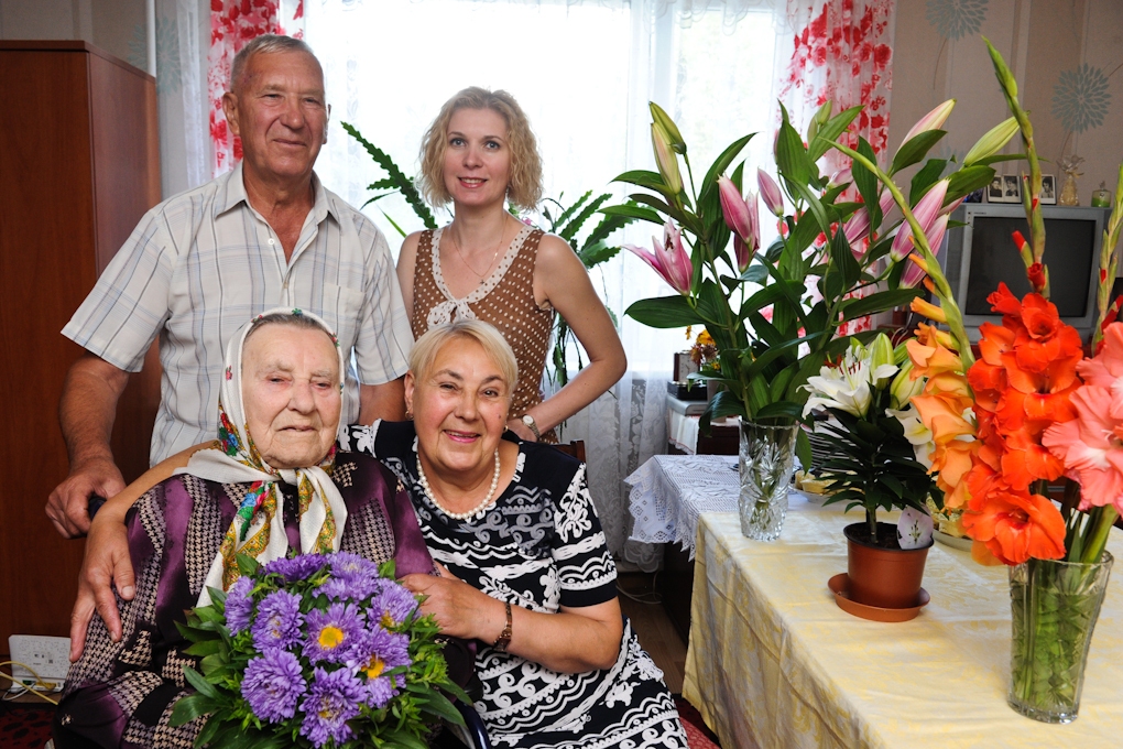 Jubilāre Anna Saja ar meitu Mariju, dēlu Kazimiru un mazmeitu Ludmilu