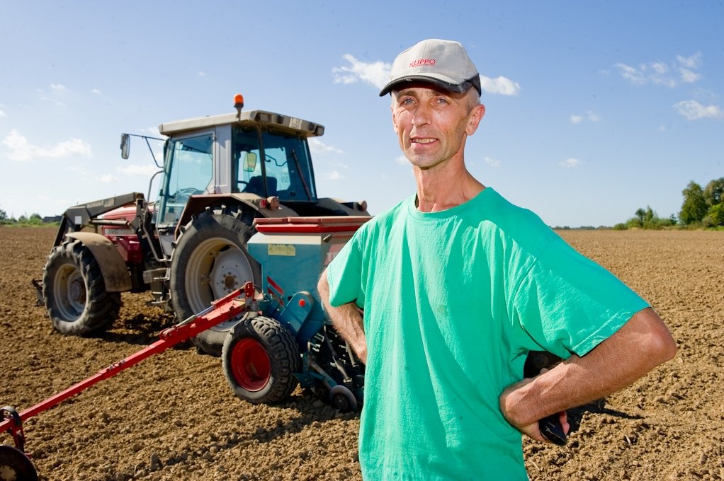 Tālivaldim Bratkum nebija laika ierasties uz Zemgales apgabaltiesas sprieduma pasludināšanu, jo siltajā un saulainajā septembrī ir jāsteidz kviešu sēja. Kopā ar dēlu Rūdolfu, kas drīz būs ieguvis gan agronoma, gan filozofa augstāko izglītību, viņš apsaimnieko 200 hektāru zemes. «Daukšu» īpašums viņa saimniecībā veido turpat trešo daļu no lauksaimniecības zemes. 