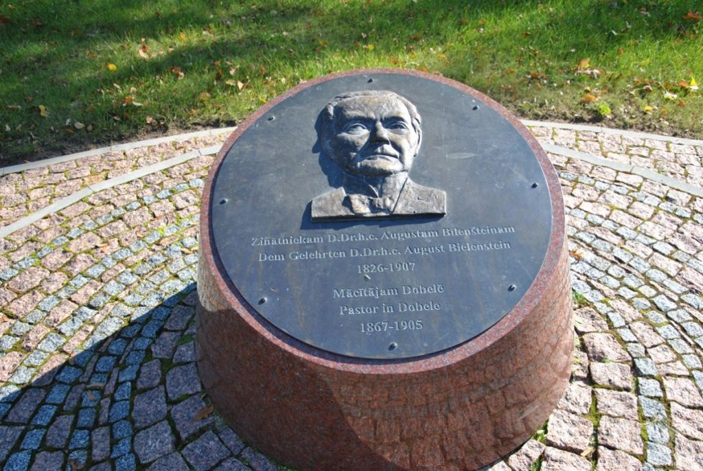 Augusta Bīlenšteina piemiņas zīme Dobelē
