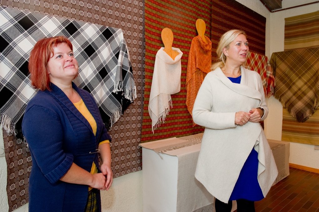 Dobeles Amatu mājas vadītāja tautas lietišķās mākslas metodiķe Eva Kulmane un pilsētas kultūras nama direktore Lelde Klusa