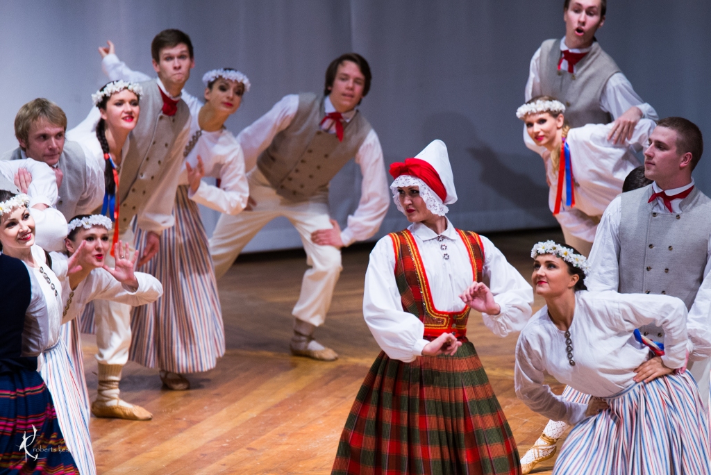 Foto no Baibas Ķesteres dejas «Dižas ceļa dalītājas»