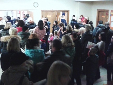 Pirmajā uzņemšanas dienā pērnā gada janvārī Jelgavas 4. sākumskolā jau pusstundu pirms dokumentu pieņemšanas bija izveidojušās garas rindas.