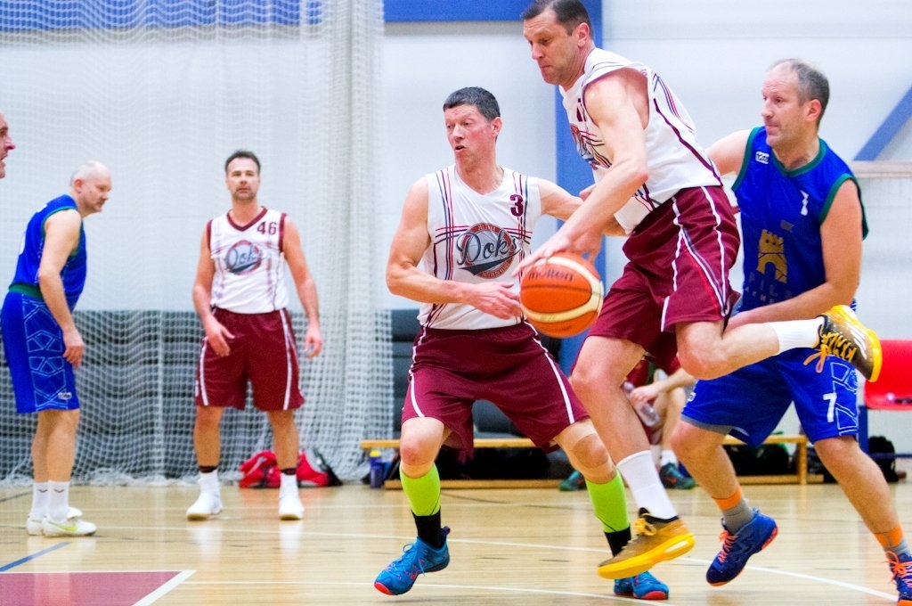 Priekšplānā Juris Kļaviņš (numur 3) un Saulvedis Šalājevs (ar bumbu)