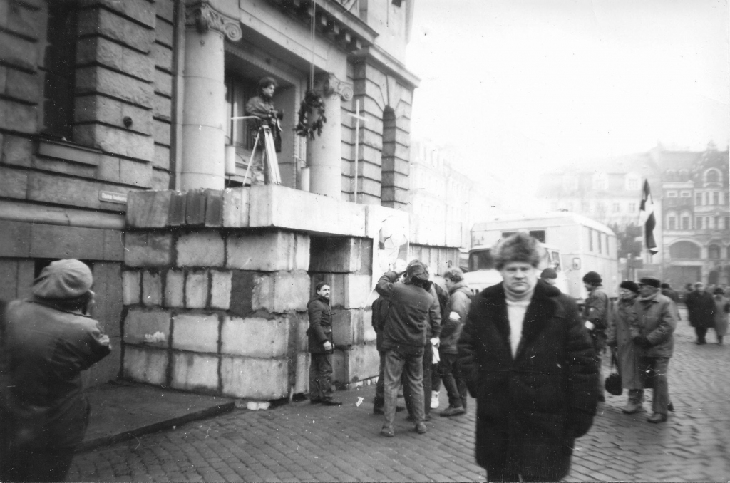 Uz betona blokiem pie ieejas radiomājā kameru uzstādījis operators Gvido Zvaigzne, kuru nāvējoši ievainoja 20. janvāra apšaudē.