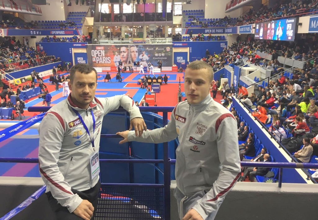 Kalvis Kalniņš (pa labi) ar treneri Maksimu Ivančikovu