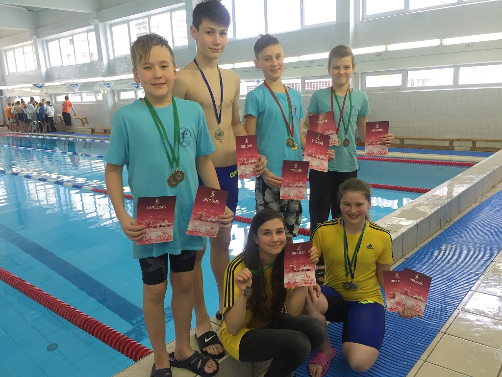 Godalgoto vietu ieguvēji sacensībās «Jautrais bebrs». Meitenes no kreisās: Poļina Krasikova, Nikola Freimane. Puiši no kreisās: Ričards Butāns, Roberts Gūtmanis, Nikolass Deičmans, Matīss Kaktiņš. 