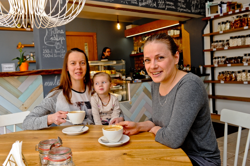 Jūlija Mangale un Zane Seipule