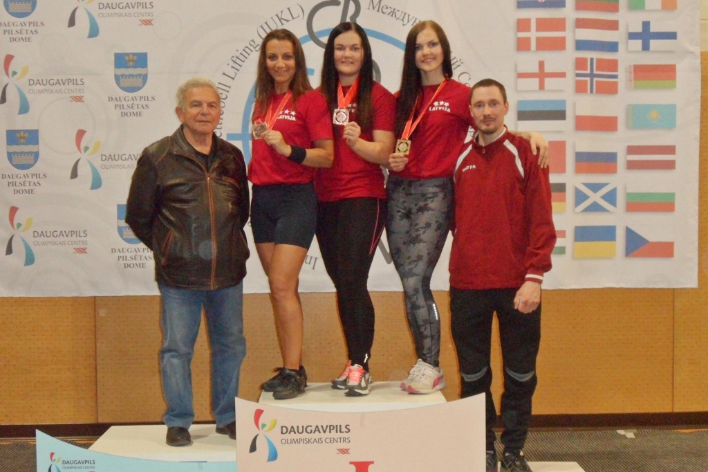 No labās – Andrejs Makuha un Sintija Pastare ar RTU komandas biedrenēm un treneri A.Bagojanu