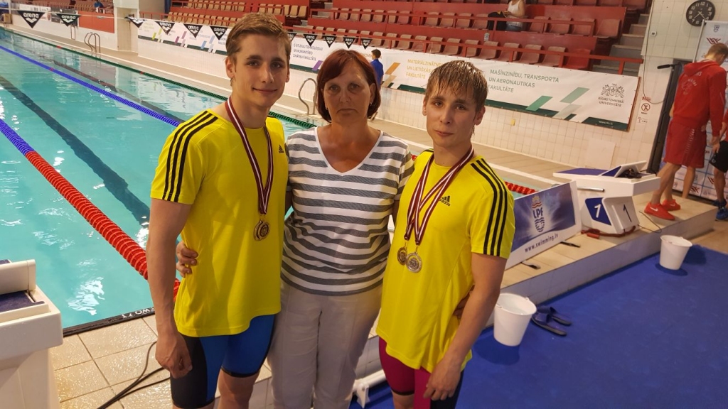 Brāļi Jevgēnijs un Ilja Boicovi ar treneri Astru Ozoliņu