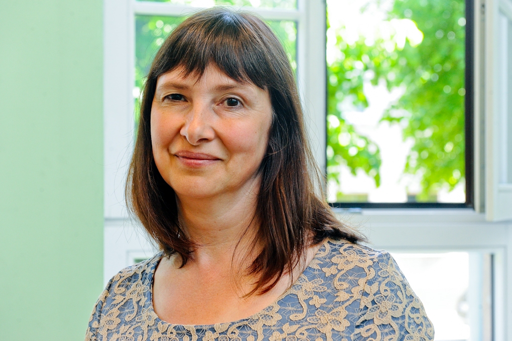 Mirzakarīma Norbekova izstrādātās metodes pasniedzēja Svetlana Sapožņikova, pildot vingrinājumus, tikusi vaļā no brillēm un pēcoperācijas sekām.