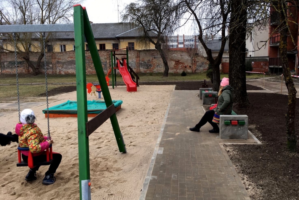 “Igates” ierīkotais bērnu rotaļu laukums Jāņa ielā 2