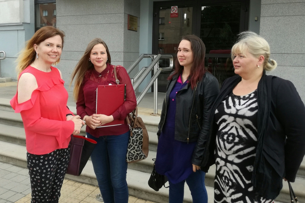 Savu viedokli pret pašvaldības lēmumu Vakara (maiņu) vidusskolu izvietot 6. vidusskolas telpās abu izglītības iestāžu pārstāvji aizstāv kopā. No kreisās: 6. vidusskolas skolēnu vecāku padomes locekle Marina Burova, vakarskolas audzēkne un skolēnu pašpārvaldes pārstāve Lolita Blumfelde, vakarskolas prezidente Anna Blauberga un vecāku padomes priekšsēdētāja Žanna Blumfelde.